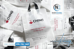 Xưởng in túi nilon ép quai giá rẻ tại TPHCM, Nhất Khang cung cấp và in túi ni lông ép quai, in trục đồng cho túi nilon tự huỷ. Miễn phí thiết kế..